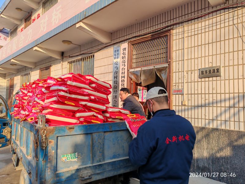公(gōng)司給亮馬台村的老人發春節福利